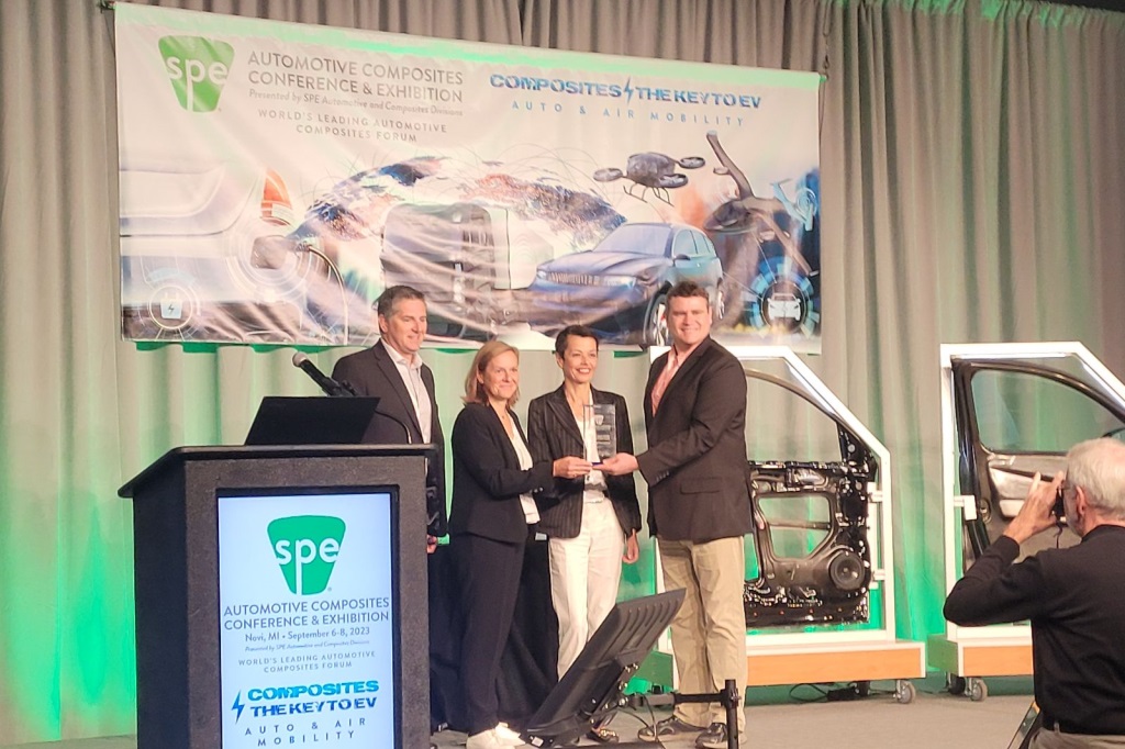   Valérie and colleague Frédérique Coeuille collecting the award for most innovative mass production part at the SPE Automotive Composites Conference and Exhibition (ACCE) event in Detroit in 2022. (Picture © Valeo.)