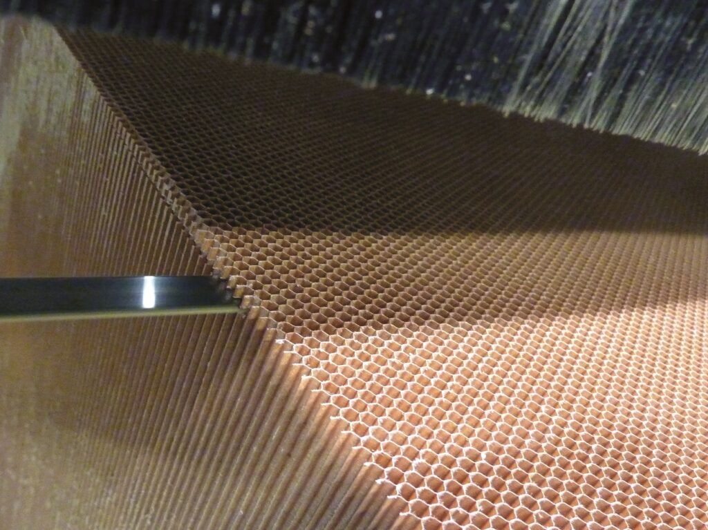 Figure 3: Saw blade with a veru thin kerf sawing an aramid honeycomb block