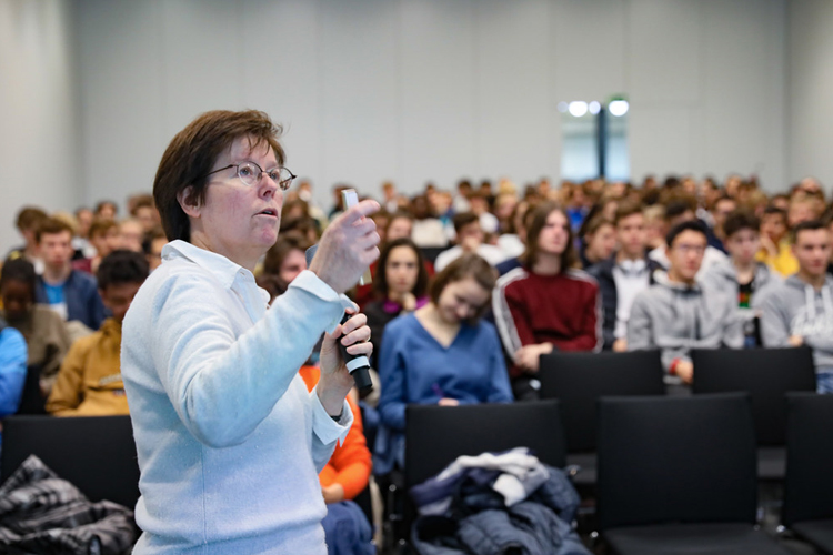 Talking to high school students thinking about studying Materials Science and Engineering. (Image: EPFL.)