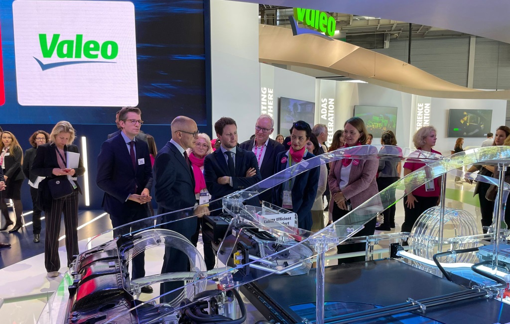 Valérie with the French Minister of Transport at the Paris Motor Show in 2022. The model on display presented Valeo’s vision for electric mobility. (Picture @ Valeo.)