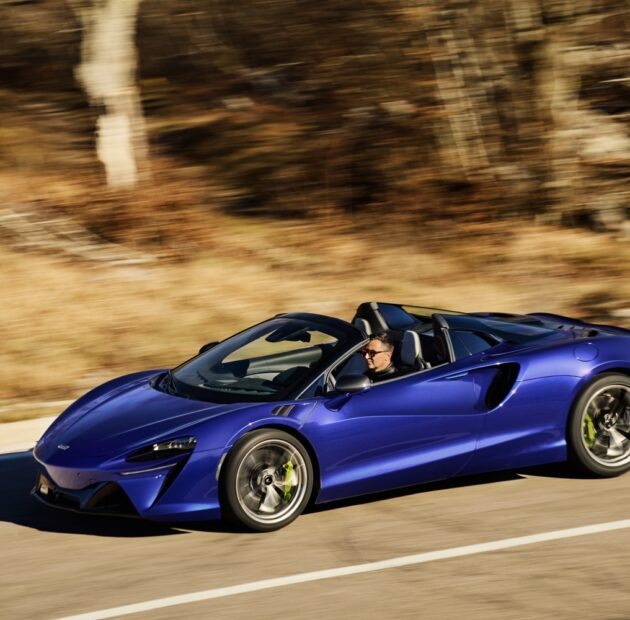 New McLaren Artura Spider: supercar « feather roof »