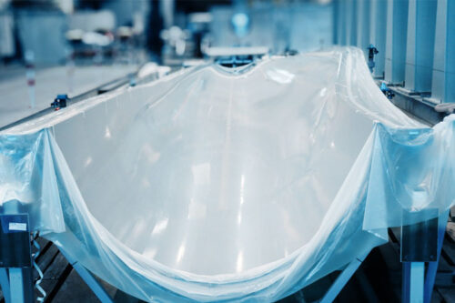 © Fraunhofer IFAM The flexible vacuum stretch-formed PeelPLAS® release film fits like a second skin into the 18 m long rotor blade segment mold and enables release agent-free demolding of the large FRP component after production.