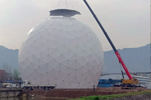 China's Tianyi Technology installs a 40-meter large radome