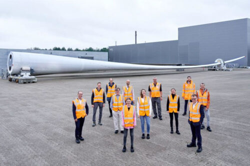 La deuxième pale ZEBRA, visible à l'usine de LM Wind Power à Lunderskov, aux côtés des leaders du consortium